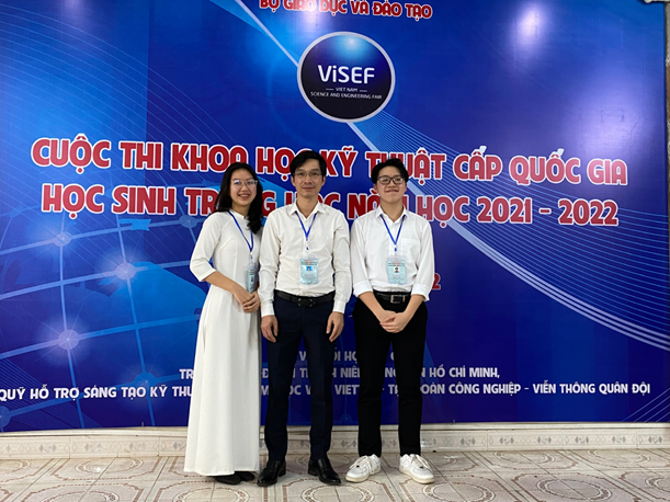 Hai thí sinh Mai Hồng Đức,Vũ Minh Châu và giáo viên hướng dẫn Hoàng Châu Thiện trường trung học phổ thông Chuyên. (Ảnh: Sở Giáo dục và Đào tạo Tuyên Quang) Hai thí sinh Mai Hồng Đức,Vũ Minh Châu và giáo viên hướng dẫn Hoàng Châu Thiện trường trung học phổ thông Chuyên. (Ảnh: Sở Giáo dục và Đào tạo Tuyên Quang)