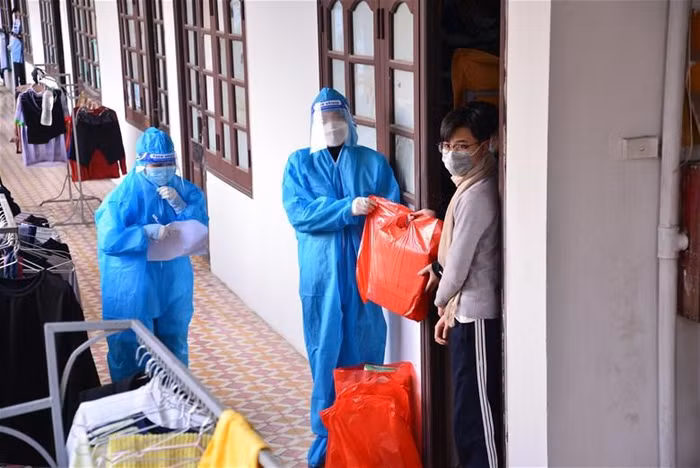 Các phần quà hỗ trợ được trao tới sinh viên.