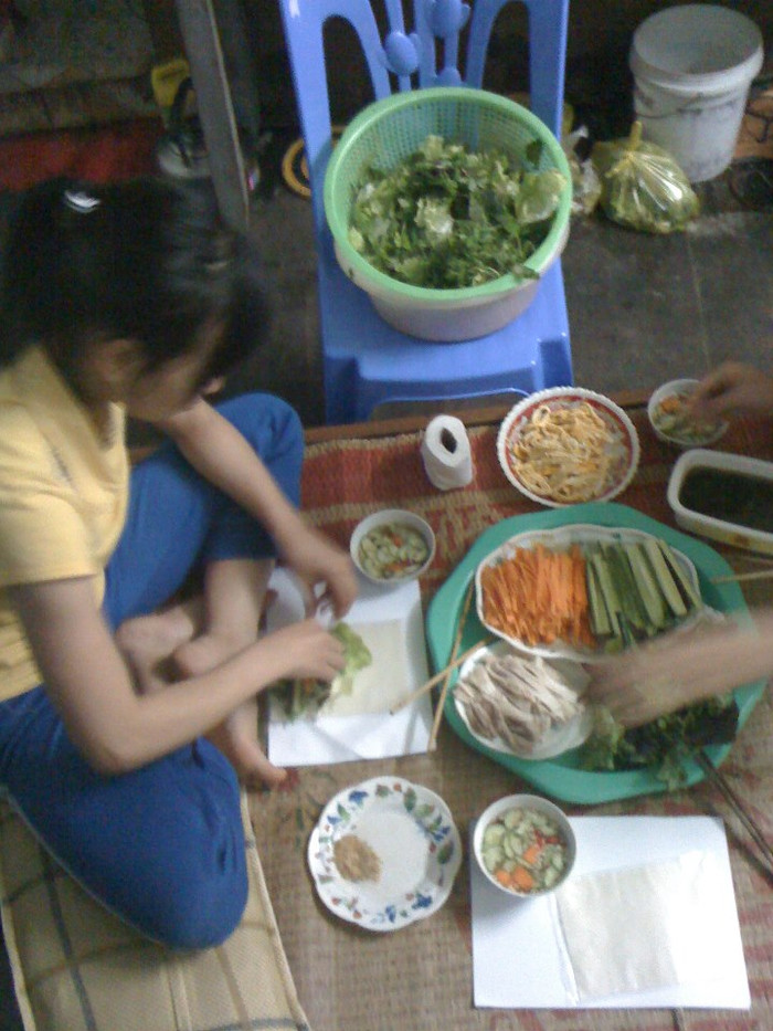 "Thời sinh viên, mỗi lúc rảnh rỗi, chúng tôi thường bày biện cùng nhau nấu ăn. Món được chúng tôi ưa thích nhất là nem cuộn. Thịt ba chỉ luộc, dưa leo chẻ nhỏ, rau thơm, xà lách...được cuộn kèm bún. Vị ngọt của thịt luộc quyện với vị ngọt của dưa leo, vị chát của chuối xanh tạo nên 1 hương vị rất riêng, rất thơm ngon. Để làm cho món Nem cuốn thêm hoàn hảo bạn cần phải có gia vị nước chấm thật đặc biệt, đậm đà tinh chất Umami. Bây giờ, khi đã ra trường, mỗi đứa một phương, mỗi lần nhớ nhau chúng tôi lại nhớ lại những kỷ niệm khi cùng làm món nem cuốn" "Thời sinh viên, mỗi lúc rảnh rỗi, chúng tôi thường bày biện cùng nhau nấu ăn. Món được chúng tôi ưa thích nhất là nem cuộn. Thịt ba chỉ luộc, dưa leo chẻ nhỏ, rau thơm, xà lách...được cuộn kèm bún. Vị ngọt của thịt luộc quyện với vị ngọt của dưa leo, vị chát của chuối xanh tạo nên 1 hương vị rất riêng, rất thơm ngon. Để làm cho món Nem cuốn thêm hoàn hảo bạn cần phải có gia vị nước chấm thật đặc biệt, đậm đà tinh chất Umami. Bây giờ, khi đã ra trường, mỗi đứa một phương, mỗi lần nhớ nhau chúng tôi lại nhớ lại những kỷ niệm khi cùng làm món nem cuốn"