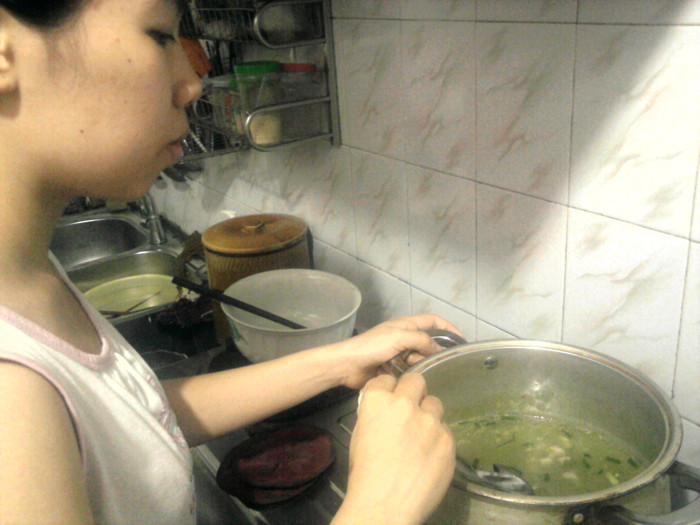 "Giữa thời đại fastfood phổ biến như hiện nay thì một bát canh bí xanh nấu thịt bằm trong bữa cơm gia đình như một chút lắng đọng trong cuộc sống bộn bề, bon chen. Đứng trước một tô canh có mùi thơm của thịt, của hành, của tiêu và một màu xanh mướt của bí đã được bào sợi, của hành hoa đã được cắt khúc, màu hồng của thịt bằm, màu trong vắt của nước dùng, đâu đó điểm tô những lát gừng vàng mỏng manh...và khi đưa một thìa canh vào miệng ta chợt thấy vị ngọt thanh của nước dùng đậm đà hương vị Umami, vị ngọt mát của bí xanh kết hợp với chút ấm nồng của gừng...Tất cả kết hợp lại với nhau thật hài hòa, tròn vị và thanh tao. Mẹ tôi thường bảo: "Muốn biết người con gái có đảm hay không chỉ cần thử một lần thưởng thức tô canh của họ". Sự khéo léo trong cách chuẩn bị nguyên liệu, gia giảm, hay cách canh lửa chính xác cho nước canh trong mà vẫn giữ nguyên được màu sắc và vị tự nhiên của nguyên liệu thể hiện sự đảm đang, tỉ mỉ của người phụ nữ đó. Đầu bếp là một nghệ sĩ, và người phụ nữ trong gian bếp cũng chính là nghệ sĩ trong gia đình" "Giữa thời đại fastfood phổ biến như hiện nay thì một bát canh bí xanh nấu thịt bằm trong bữa cơm gia đình như một chút lắng đọng trong cuộc sống bộn bề, bon chen. Đứng trước một tô canh có mùi thơm của thịt, của hành, của tiêu và một màu xanh mướt của bí đã được bào sợi, của hành hoa đã được cắt khúc, màu hồng của thịt bằm, màu trong vắt của nước dùng, đâu đó điểm tô những lát gừng vàng mỏng manh...và khi đưa một thìa canh vào miệng ta chợt thấy vị ngọt thanh của nước dùng đậm đà hương vị Umami, vị ngọt mát của bí xanh kết hợp với chút ấm nồng của gừng...Tất cả kết hợp lại với nhau thật hài hòa, tròn vị và thanh tao. Mẹ tôi thường bảo: "Muốn biết người con gái có đảm hay không chỉ cần thử một lần thưởng thức tô canh của họ". Sự khéo léo trong cách chuẩn bị nguyên liệu, gia giảm, hay cách canh lửa chính xác cho nước canh trong mà vẫn giữ nguyên được màu sắc và vị tự nhiên của nguyên liệu thể hiện sự đảm đang, tỉ mỉ của người phụ nữ đó. Đầu bếp là một nghệ sĩ, và người phụ nữ trong gian bếp cũng chính là nghệ sĩ trong gia đình"