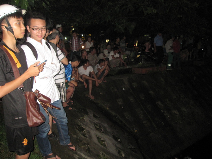 Người dân hiếu kì đến xem lực lượng cứu hộ tìm kiếm nạn nhân Người dân hiếu kì đến xem lực lượng cứu hộ tìm kiếm nạn nhân