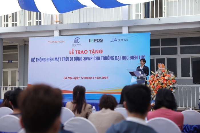 Buổi lễ trao tặng hệ thống điện mặt trời di động 3kWp của Công ty TNHH Inpos cho Trường Đại học Điện lực. đh điện lực (7).jpg