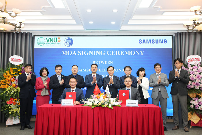Lễ ký kết thỏa thuận hợp tác giữa Trường Đại học Công nghệ và Tập đoàn Samsung Electronics trong đào tạo nguồn nhân lực chất lượng cao trình độ Thạc sĩ định hướng bán dẫn và vi mạch. đh cn (2).jpg