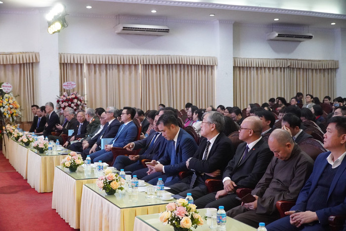 Các đại biểu tham dự buổi Lễ kỷ niệm 20 năm thành lập Viện Việt Nam học và Khoa học phát triển. Việt Nam học (5).jpg
