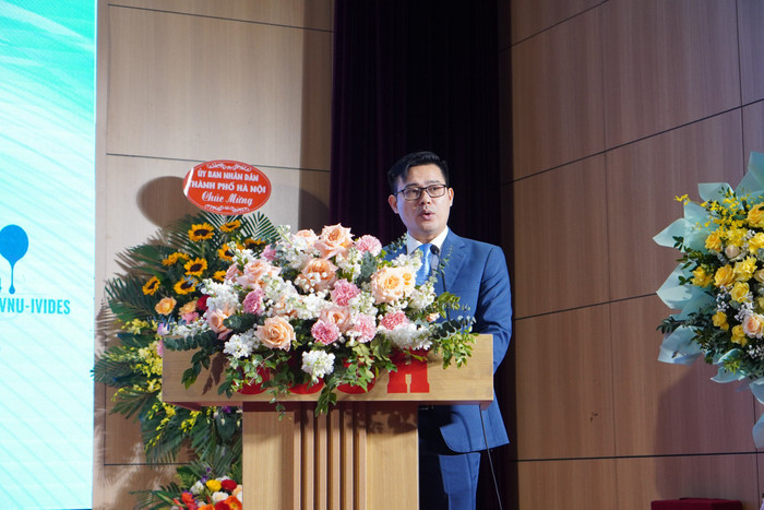Tiến sĩ Phạm Đức Anh, Viện trưởng Viện Việt Nam học và Khoa học phát triển phát biểu tại buổi lễ. Việt Nam học (1).jpg