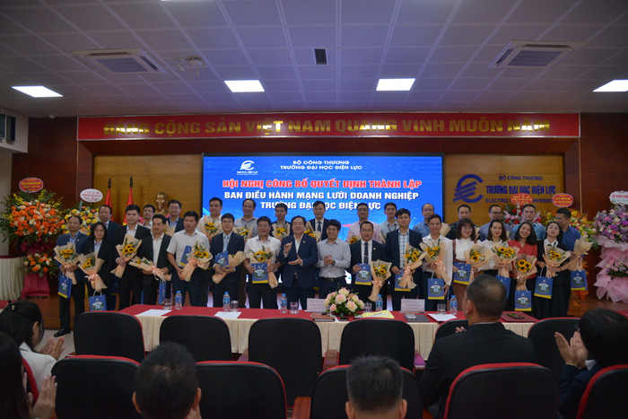 Buổi lễ ra mắt Ban điều hành mạng lưới Doanh nghiệp, Ban điều hành mạng lưới Cựu sinh viên góp phần tăng cường hợp tác giữa nhà trường với doanh nghiệp và cựu sinh viên. DSC_2150.JPG