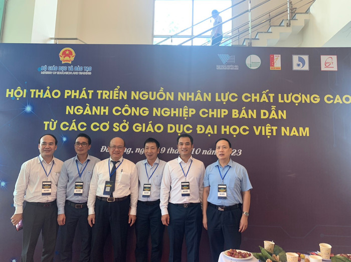 Lãnh đạo Đại học Quốc gia Hà Nội, Đại học Bách Khoa Hà Nội, Đại học Đà Nẵng và lãnh đạo Trường Đại học Công nghệ tại Hội thảo Phát triển nguồn nhân lực chất lượng cao ngành công nghiệp chip bán dẫn từ các cơ sở giáo dục đại học Việt Nam vào tháng 10/2023. đh cn (1).jpg