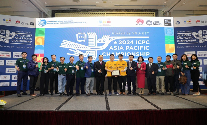 Sinh viên Trường Đại học Công nghệ đoạt huy chương bạc tại cuộc thi lập trình viên quốc tế ICPC 2024. đhcn3.jpg