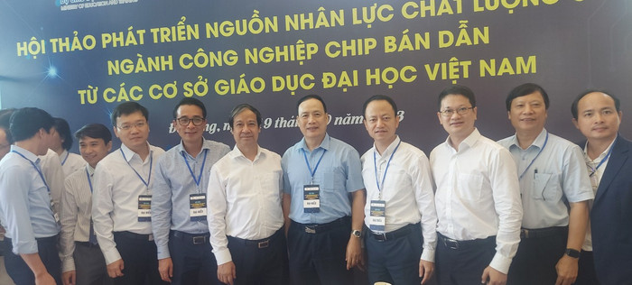 Bộ trưởng Bộ Giáo dục và Đào tạo Nguyễn Kim Sơn và lãnh đạo, đại diện Trường Đại học Công nghệ tại Hội thảo ở Đà Nẵng. đh cn (5).jpg