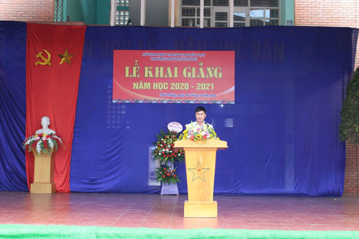 Thầy Hoàng Văn Phác - Hiệu trưởng Trường Trung học phổ thông Phủ Thông (tỉnh Bắc Kạn). Ảnh: website trường. thầy Phác.jpg