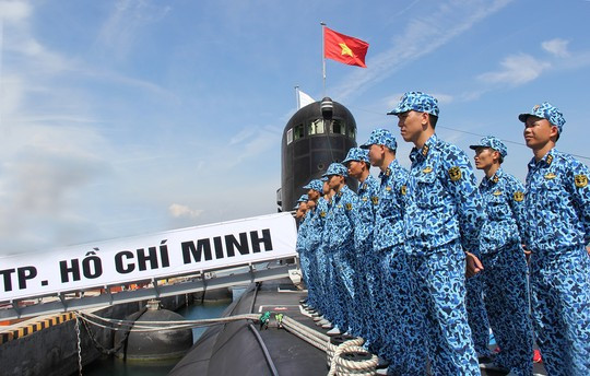 Cờ tổ quốc tung bay trên Tàu HQ-183 Thành phố Hồ Chí Minh (Ảnh: NLĐ)