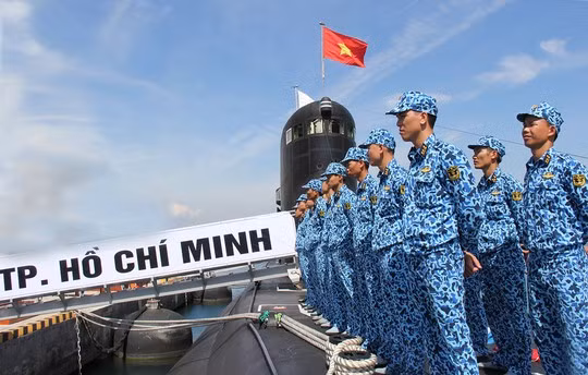 Cờ tổ quốc tung bay trên Tàu HQ-183 Thành phố Hồ Chí Minh (Ảnh: NLĐ)