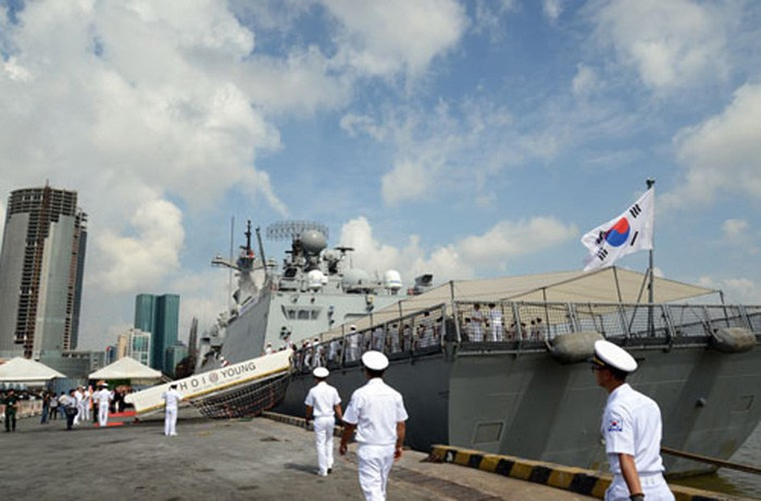 Tàu khu trục tên lửa ROKS Choi Young tại cảng TP HCM. Điều đặc biệt là trên tàu này hiện có 1 học viên Việt Nam đang học tập và tham gia chương trình huấn luyện hải quân trên tàu. Chuẩn Đô đốc Jungsoo Chun mong muốn sẽ có thêm nhiều học viên Việt Nam học tập và huấn luyện tại Hàn Quốc trong thời gian tới. (Ảnh: QĐND)