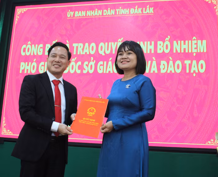 Phó Chủ tịch Ủy ban Nhân dân tỉnh H’Yim Kđoh trao Quyết định bổ nhiệm chức vụ Phó Giám đốc Sở Giáo dục và Đào tạo cho ông Lưu Tiến Quang. Ảnh: Báo Đắk Lắk