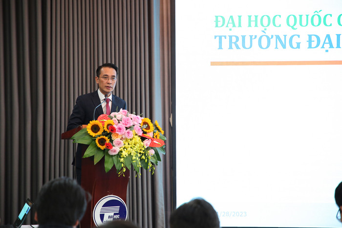 Giáo sư, Tiến sĩ Chử Đức Trình – Hiệu trưởng nhà trường, đã trình bày kế hoạch, lộ trình và các giải pháp cơ bản nhất để triển khai thực hiện Chiến lược mới. Giáo sư, Tiến sĩ Chử Đức Trình – Hiệu trưởng nhà trường, đã trình bày kế hoạch, lộ trình và các giải pháp cơ bản nhất để triển khai thực hiện Chiến lược mới.