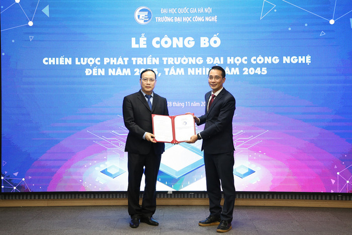 Giáo sư, Tiến sĩ Khoa học Nguyễn Đình Đức trao Nghị quyết ban hành chiến lược cho Giáo sư, Tiến sĩ Chử Đức Trình. Giáo sư, Tiến sĩ Khoa học Nguyễn Đình Đức trao Nghị quyết ban hành chiến lược cho Giáo sư, Tiến sĩ Chử Đức Trình.