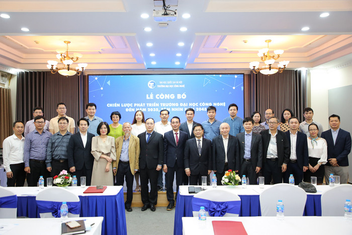 Lãnh đạo nhà trường và các đại biểu chụp ảnh kỷ niệm tại buổi lễ. Lãnh đạo nhà trường và các đại biểu chụp ảnh kỷ niệm tại buổi lễ.