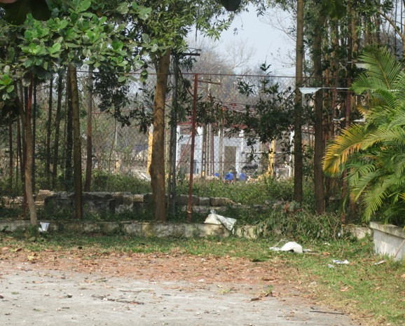 Một góc Nhà máy Z121 bị phá hủy nhìn từ xa. Một góc Nhà máy Z121 bị phá hủy nhìn từ xa.