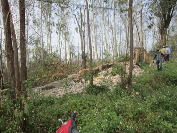 Bức tường bao xung quanh nhà máy bị đổ vỡ. Bức tường bao xung quanh nhà máy bị đổ vỡ.