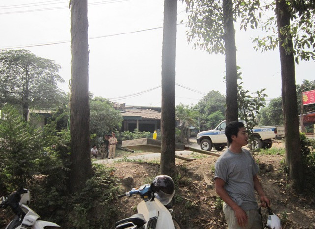 Cảnh sát lập chốt chắn trên đường vào hiện trường. Cảnh sát lập chốt chắn trên đường vào hiện trường.