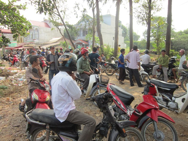 Rất đông người dân tập trung bên ngoài chốt chắn. Rất đông người dân tập trung bên ngoài chốt chắn.