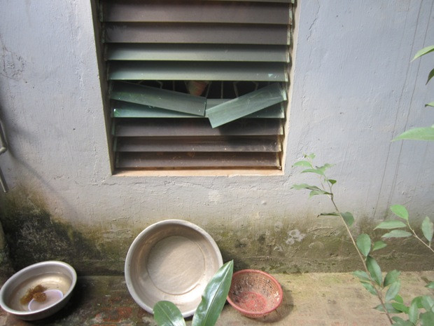 Kính một nhà dân bị vỡ sau tiếng nổ động trời. Kính một nhà dân bị vỡ sau tiếng nổ động trời.