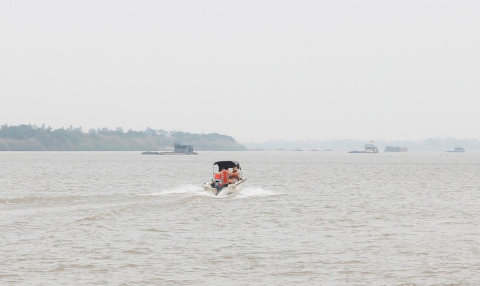 Chiếc xuồng của lực lượng chức năng đang tìm kiếm thi thể nạn nhân. Chiếc xuồng của lực lượng chức năng đang tìm kiếm thi thể nạn nhân.