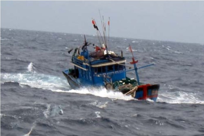 Một chiếc tàu trao đảo trên đường về nơi trú ẩn trước khi bão về. (Ảnh: Lao Động) Một chiếc tàu trao đảo trên đường về nơi trú ẩn trước khi bão về. (Ảnh: Lao Động)