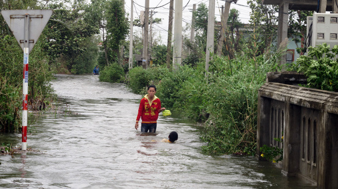 Nhiều tuyến đường bị ngập sâu trong nước. (Ảnh: Tuổi Trẻ) Nhiều tuyến đường bị ngập sâu trong nước. (Ảnh: Tuổi Trẻ)
