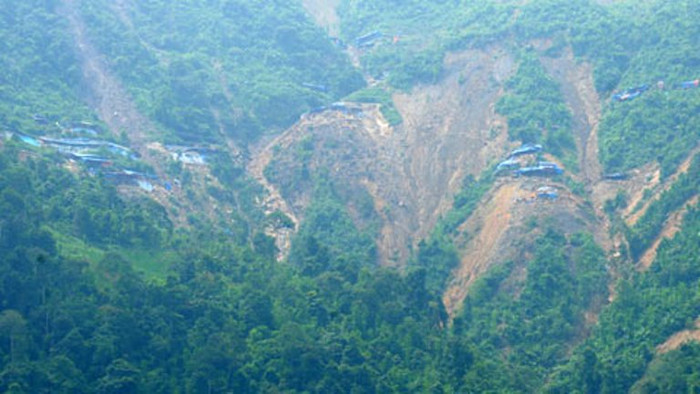 Khu vực bãi vàng bị sạt lở. Khu vực bãi vàng bị sạt lở.