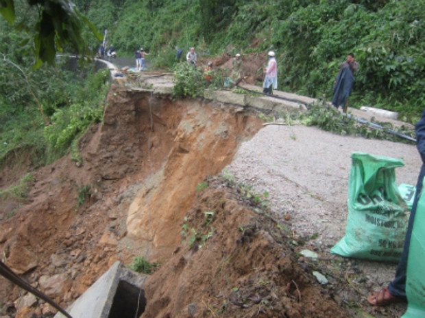 Nhiều tuyến đường vùng miền núi bị sạt lở. (Ảnh VnEpress) Nhiều tuyến đường vùng miền núi bị sạt lở. (Ảnh VnEpress)