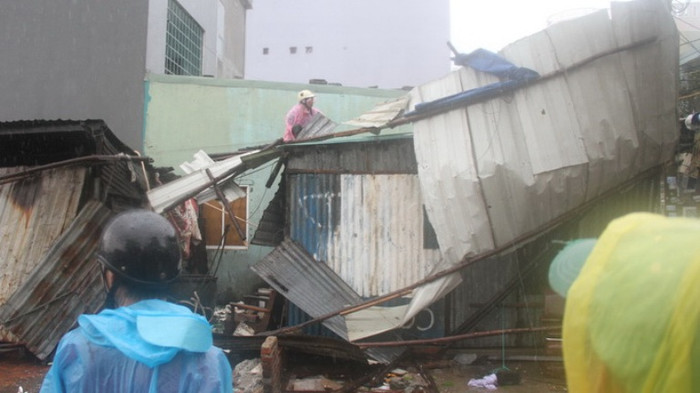 Hàng loạt nhà dân bị tốc mái. (Ảnh: Tuổi Trẻ)