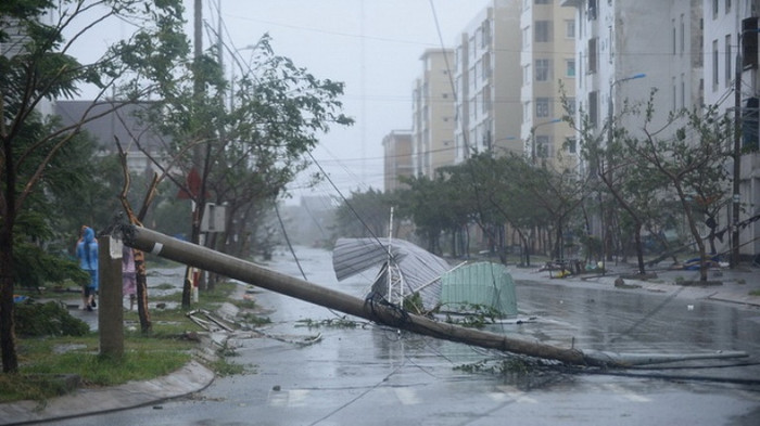 Nhiều cột điện bị đổ gãy. (Ảnh: Tuổi Trẻ)