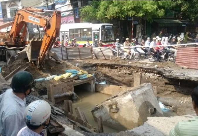 Hiện trường hố công trình bị sạt lở.