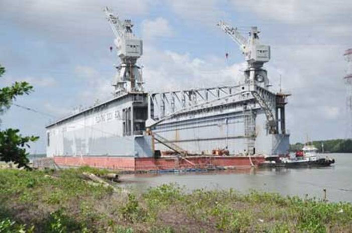 Ụ nổi 83M hiện nay chỉ là đống sắt thép rỉ, gây ô nhiễm môi trường nghiêm trọng, không sử dụng được vào việc gì...