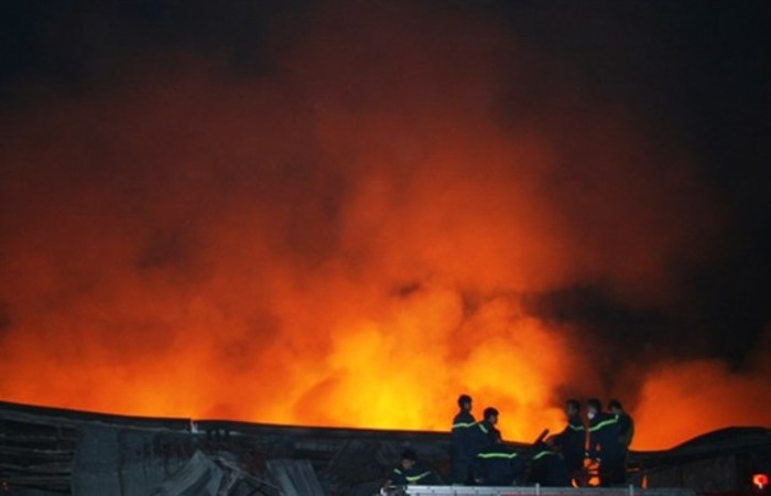 Tới 19h30 cùng ngày, nhà máy Diana vẫn như một ngọn đuốc. Tới 19h30 cùng ngày, nhà máy Diana vẫn như một ngọn đuốc.