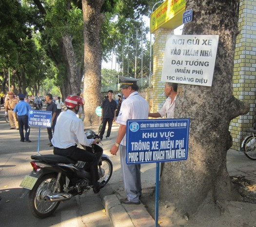 Điểm đỗ xe miễn phí cho nhân dân. Điểm đỗ xe miễn phí cho nhân dân.
