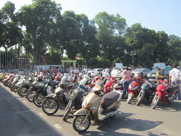 Bên trong bãi gửi xe miễn phí. Bên trong bãi gửi xe miễn phí.