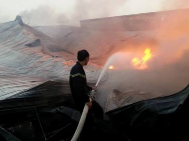 Diện tích cháy quá rộng đã gây khó khăn cho công tác cứu hỏa. Diện tích cháy quá rộng đã gây khó khăn cho công tác cứu hỏa.