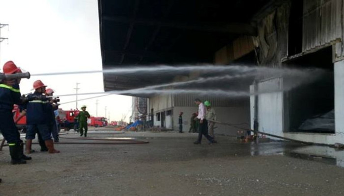 Gần 30 xe cứu hỏa với hơn 100 chiến sĩ đã được huy động tới hiện trường dập lửa. Gần 30 xe cứu hỏa với hơn 100 chiến sĩ đã được huy động tới hiện trường dập lửa.