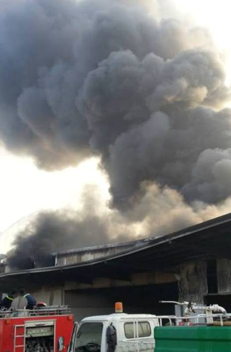 Lửa bùng phát từ kho chứa sản phẩm, sau đó lan sang xưởng sản xuất rộng khoảng 4000 mét vuông. Lửa bùng phát từ kho chứa sản phẩm, sau đó lan sang xưởng sản xuất rộng khoảng 4000 mét vuông.