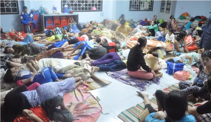 Người dân tập trung tránh bão tại Đà Nẵng. (Ảnh: Tuổi Trẻ)