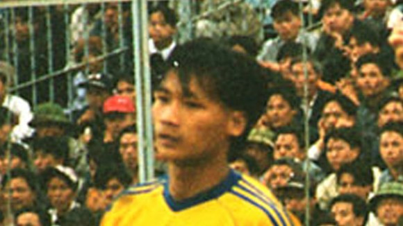 Ở giai đoạn những năm 1995-1998, SLNA có một tiền vệ chơi rất hay ở giữa sân là Phan Thanh Tuấn. Có lần được triệu tập vào đội tuyển Việt Nam, rất mau chóng Thanh Tuấn lại xin về địa phương. Sau này người ta mới biết được nguyên nhân thực sự là Thanh Tuấn nghiện ma tuý. Ở giai đoạn những năm 1995-1998, SLNA có một tiền vệ chơi rất hay ở giữa sân là Phan Thanh Tuấn. Có lần được triệu tập vào đội tuyển Việt Nam, rất mau chóng Thanh Tuấn lại xin về địa phương. Sau này người ta mới biết được nguyên nhân thực sự là Thanh Tuấn nghiện ma tuý.