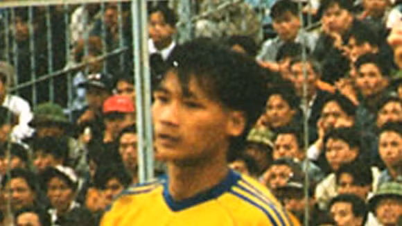 Ở giai đoạn những năm 1995-1998, SLNA có một tiền vệ chơi rất hay ở giữa sân là Phan Thanh Tuấn. Có lần được triệu tập vào đội tuyển Việt Nam, rất mau chóng Thanh Tuấn lại xin về địa phương. Sau này người ta mới biết được nguyên nhân thực sự là Thanh Tuấn nghiện ma tuý.