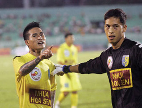 Quốc Long chỉ tay "nhắc nhở" phóng viên Quốc Long chỉ tay "nhắc nhở" phóng viên