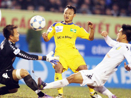 HLV Nguyễn Hữu Thắng cho biết thêm, dù hợp đồng mới của Hoàng với SLNA vẫn chưa được hoàn tất. Nhưng quan điểm chuyên môn là giữ bằng được Trọng Hoàng cho sự phát triển ổn định và lâu dài của đội bóng vì cầu thủ mang áo số 9 này hội đủ tài năng và phẩm chất của một thủ lĩnh. HLV Nguyễn Hữu Thắng cho biết thêm, dù hợp đồng mới của Hoàng với SLNA vẫn chưa được hoàn tất. Nhưng quan điểm chuyên môn là giữ bằng được Trọng Hoàng cho sự phát triển ổn định và lâu dài của đội bóng vì cầu thủ mang áo số 9 này hội đủ tài năng và phẩm chất của một thủ lĩnh.