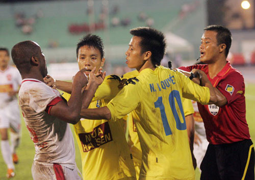 Những hành vi đáng lên án như này có phải là sự bột phát nhất thời? Ảnh: V.V Những hành vi đáng lên án như này có phải là sự bột phát nhất thời? Ảnh: V.V