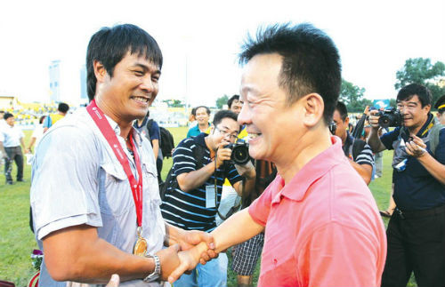 Ông Hiển khá bức xúc: “Tôi làm bóng đá vì tình yêu chứ không phải vì lợi ích kinh tế. Lợi ích kinh tế tôi thu được từ bóng đá nhỏ hơn rất nhiều so với những gì tôi bỏ ra. Mọi người nói tôi dùng bóng đá để quảng bá thương hiệu nhưng thực tế với số tiền tôi đã chi cho đội bóng thì tôi có thể có nhiều cách khác làm thương hiệu tốt hơn". Ông Hiển khá bức xúc: “Tôi làm bóng đá vì tình yêu chứ không phải vì lợi ích kinh tế. Lợi ích kinh tế tôi thu được từ bóng đá nhỏ hơn rất nhiều so với những gì tôi bỏ ra. Mọi người nói tôi dùng bóng đá để quảng bá thương hiệu nhưng thực tế với số tiền tôi đã chi cho đội bóng thì tôi có thể có nhiều cách khác làm thương hiệu tốt hơn".