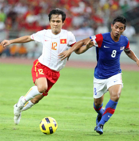 Chuyện có trở lại khoác áo tuyển hay không Minh Phương là người quyết định. Và HLV Phan Thanh Hùng cũng đã khẳng định: “Trước đây, trong bối cảnh thiếu hụt lực lượng, Minh Phương là mẫu thủ lĩnh mà tôi cần. Còn bây giờ thì mọi thứ ở ĐTVN đã tương đối ổn. Vì thế, tôi sẽ không cố gọi Phương vì tôn trọng mọi quyết định của cậu ấy…” Nhưng có thể thấy rằng, với tính cách của thủ quân SHB Đà Nẵng, nhiều khả năng tiền vệ tài hoa này sẽ không trở lại. Đã đến lúc Minh Phương phải nhường chỗ cho các đồng nghiệp trẻ thể hiện, cũng là để anh có thời gian chăm sóc tổ ấm của mình…