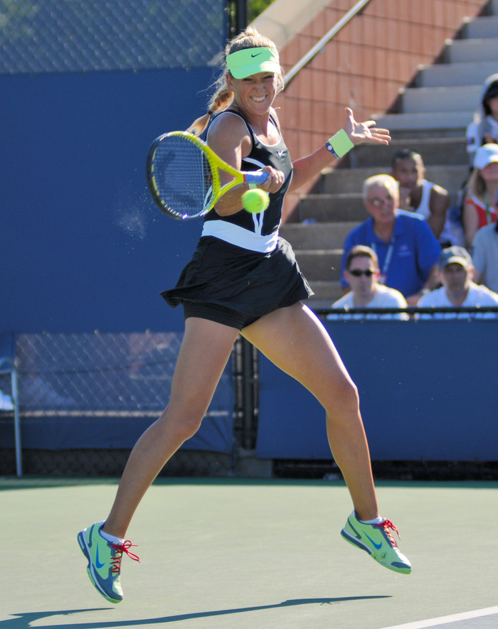 Azarenka sở hữu những tiếng hét chói tai với âm lượng lên đến gần 100 decibel. Theo các chuyên gia nó xấp xỉ với âm lượng trong mỗi tiếng hét của Maria Sharapova. Bởi thế, không ít người còn gọi Azarenka là "Nữ hoàng la hét ". Azarenka sở hữu những tiếng hét chói tai với âm lượng lên đến gần 100 decibel. Theo các chuyên gia nó xấp xỉ với âm lượng trong mỗi tiếng hét của Maria Sharapova. Bởi thế, không ít người còn gọi Azarenka là "Nữ hoàng la hét ".